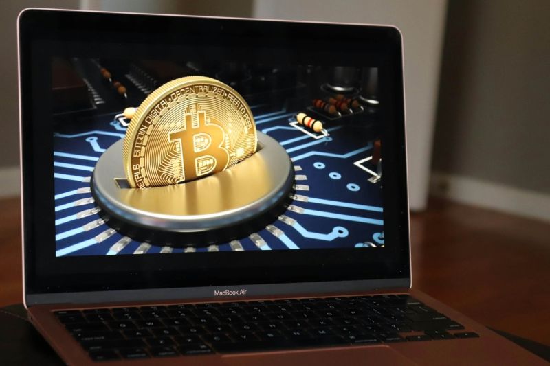 Why Bitcoin’s Divergence From Software Stocks Is a Warning Sign